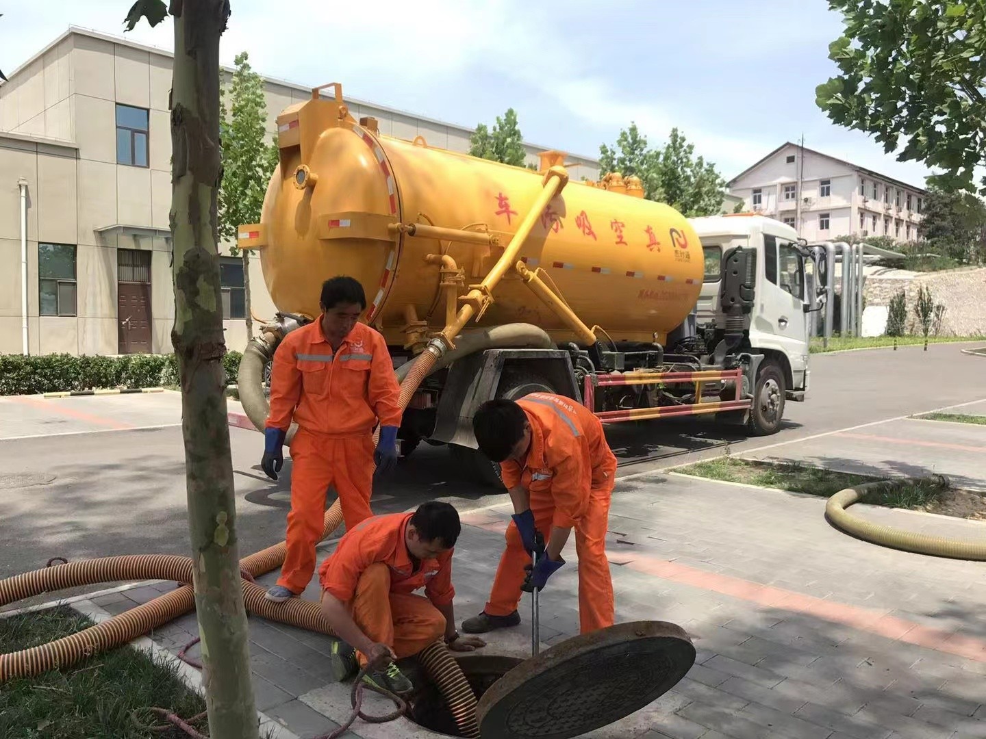 泸西管道疏通车停在窨井附近